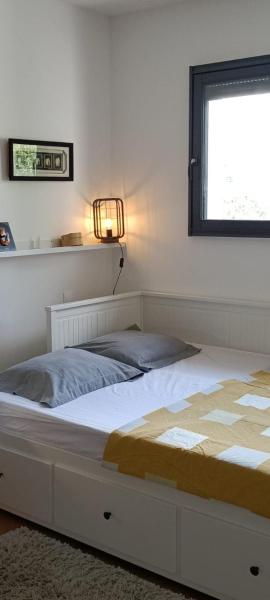 Chambre chaleureuse avec une vue dégagée